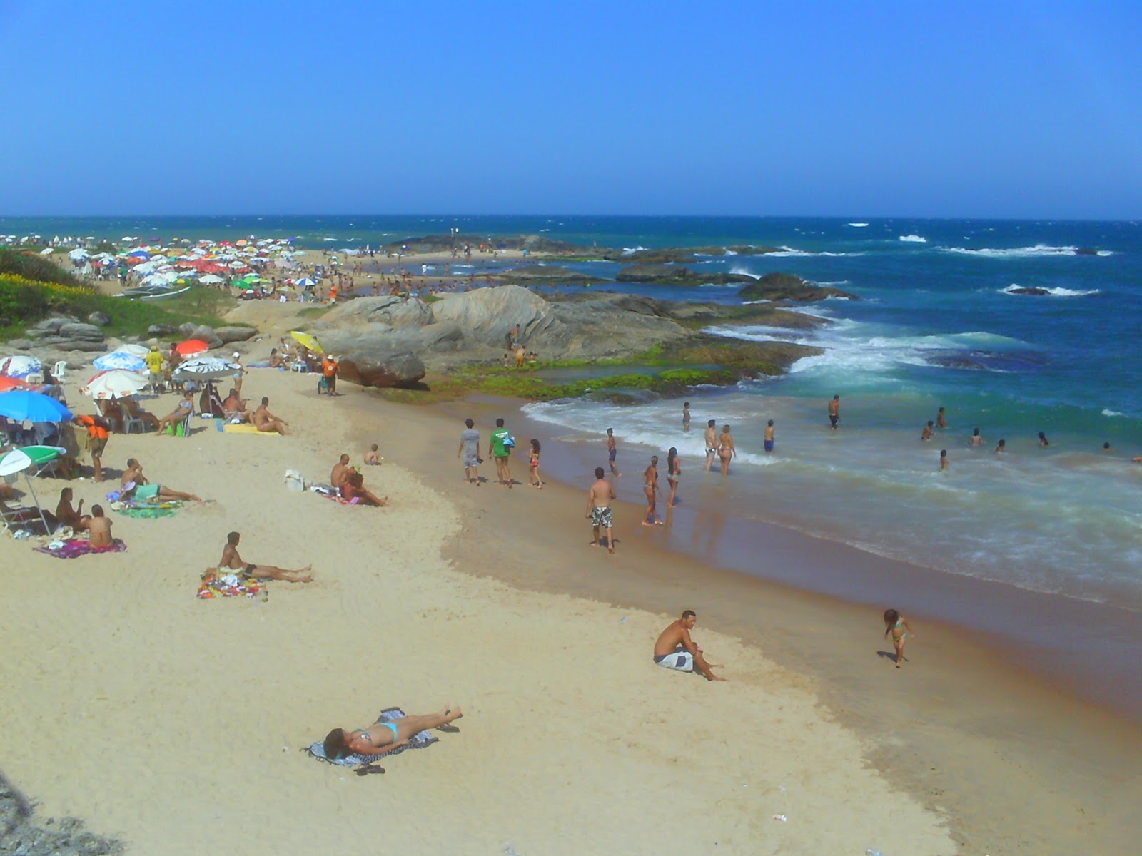 Maravilhosa Região dos Lagos Praia da Baleia e monumento Rio das OstrasRJ