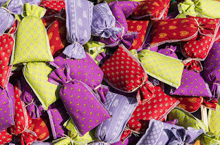 Good Enough Greening Kids Green t ideas for your #2: Sachets variés Viktualienmarkt Munich Good Enough Greening Kids Green t ideas for your #2: Sachets variés Viktualienmarkt Munich
