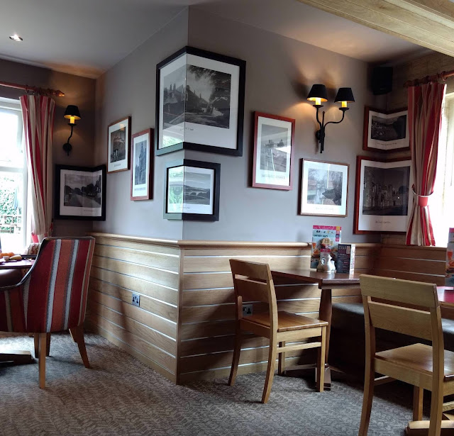 TYWKIWDBI ("TaiWikiWidbee") Wraparound corner picture frames