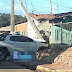 Barreiras-BA: Motorista foge de assalto perde controle de carro e bate em poste com residência.