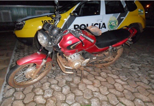Polícia apreende motociclista sem CNH e moto com chassi adulterado em Castro Notícias de Castro, Chassi remarcado, Pinado, Placa de outra moto, Vila Santa Cruz, Moto Yamaha apreendida em Castro Paraná
