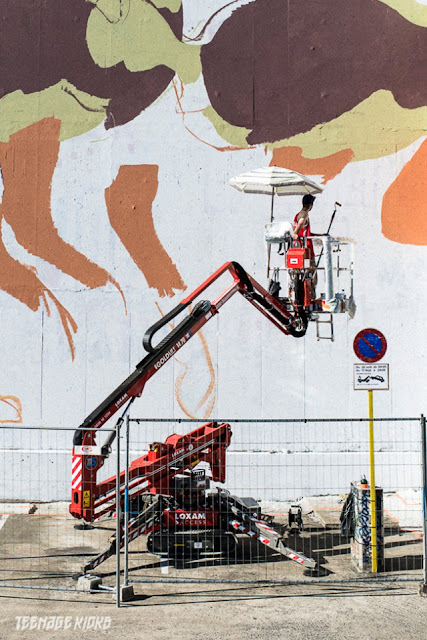 Spanish Street Artist Aryz at work on a new mural in Rennes For the Teenage kicks street art Festival. 4