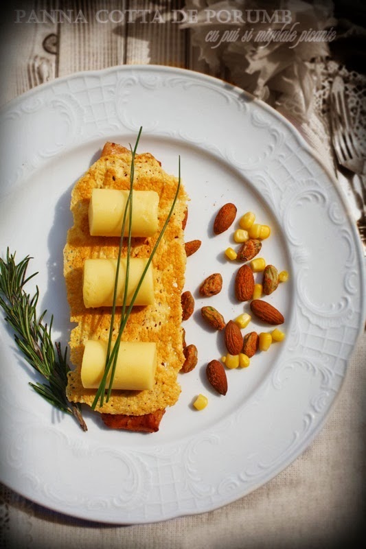 Panna cotta de porumb alaturi de piept de pui condimentat si migdale picante