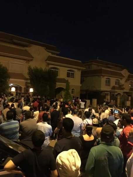 Hundreds Of Fans Storm Mohamed Salah’s House In Egypt (Photos) %Post Title