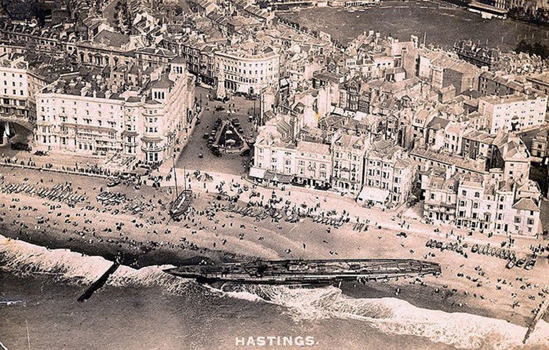 Naufrages & épaves WWI et WWII - Page 7 U-118,+a+World+War+One+submarine+washed+ashore+on+the+beach+at+Hastings,+England+(3)