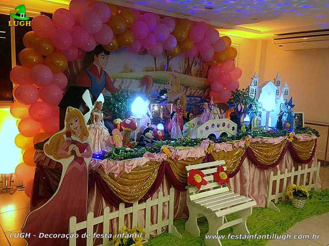 Decoração mesa de aniversário A Bela Adormecida - Mesa tradicional com toalhas de pano - tecido de cetim para festa infantil