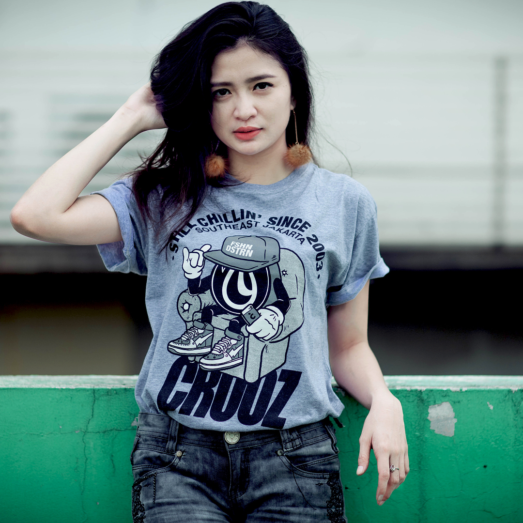 34 Baju Distro Artis Indonesia, Gaya Terbaru!