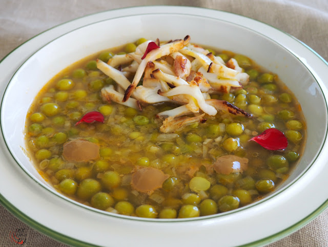 Guisantes en caldo de sepia, con sepia a la plancha, aderezados con salsa de bazo de sepia y aceite de perejil