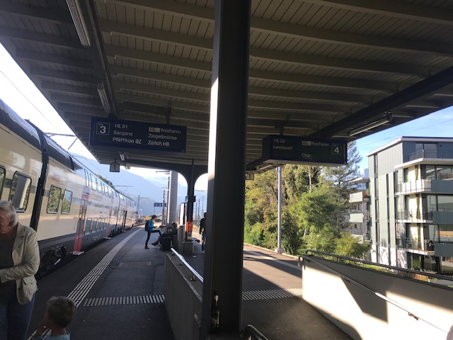 スイス　バートラガツ駅ホーム到着