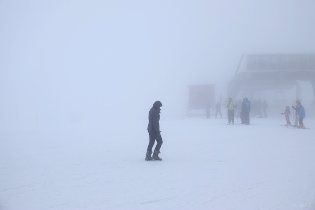 Sciatore nella nebbia a Campo Imperatore