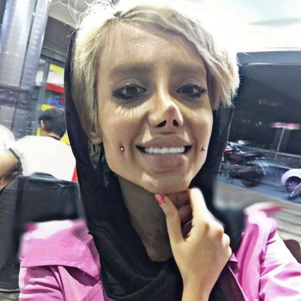 Jovem faz mais de 50 cirurgias para ficar igual Angelina Jolie e resultado vai bugar sua mente Jovem faz mais de 50 cirurgias para ficar igual Angelina Jolie e resultado vai bugar sua mente