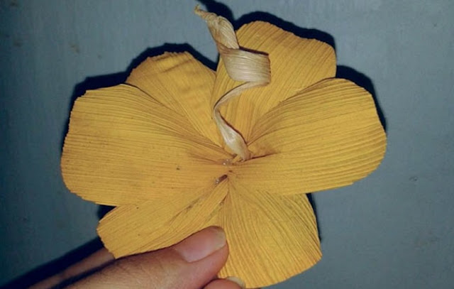 Cara Membuat Bunga dari Kulit Jagung Mudah dan Simple Cara Membuat Bunga dari Kulit Jagung Mudah dan Simple