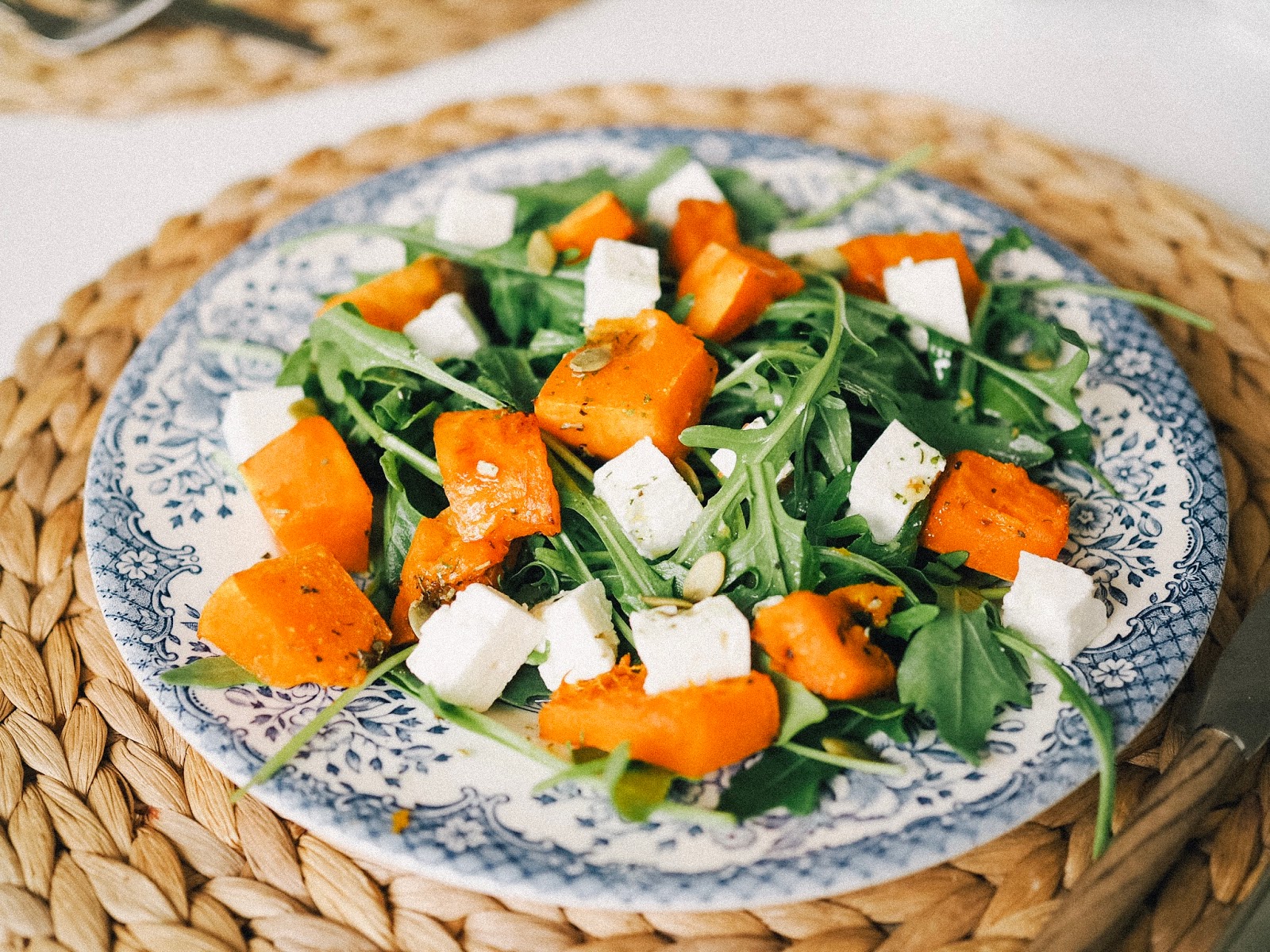 салаты из тыквы свежей рецепты быстро. салат с печеной тыквой и сыром. салат с тыквой и курицей. салат с тыквой и рукколой. салат из сырой тыквы.