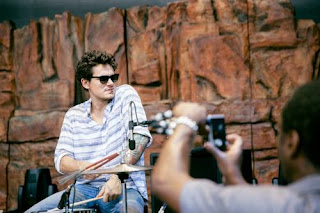 John Mayer toca la bateria en el show Jonas Beach