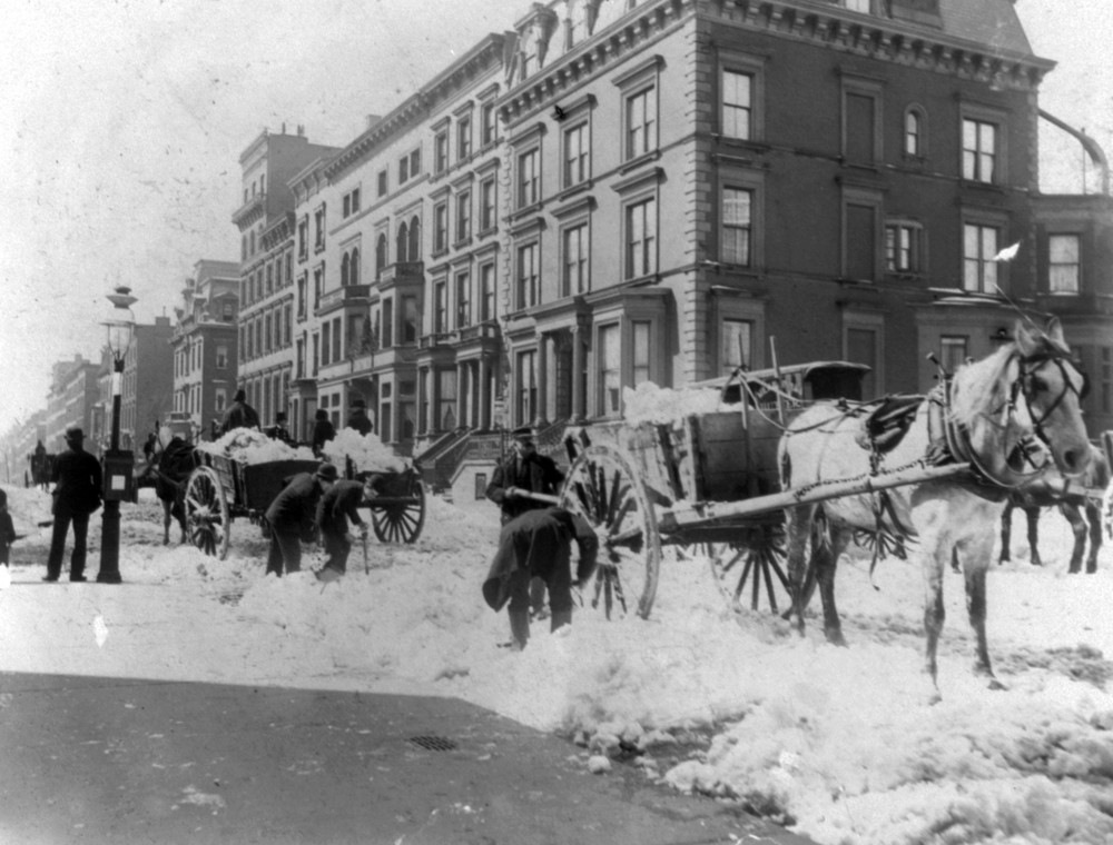 Amazing Vintage Photos of Street Cleaners in New York City From Between