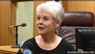Secretaria Linda Barnette, renuncia 