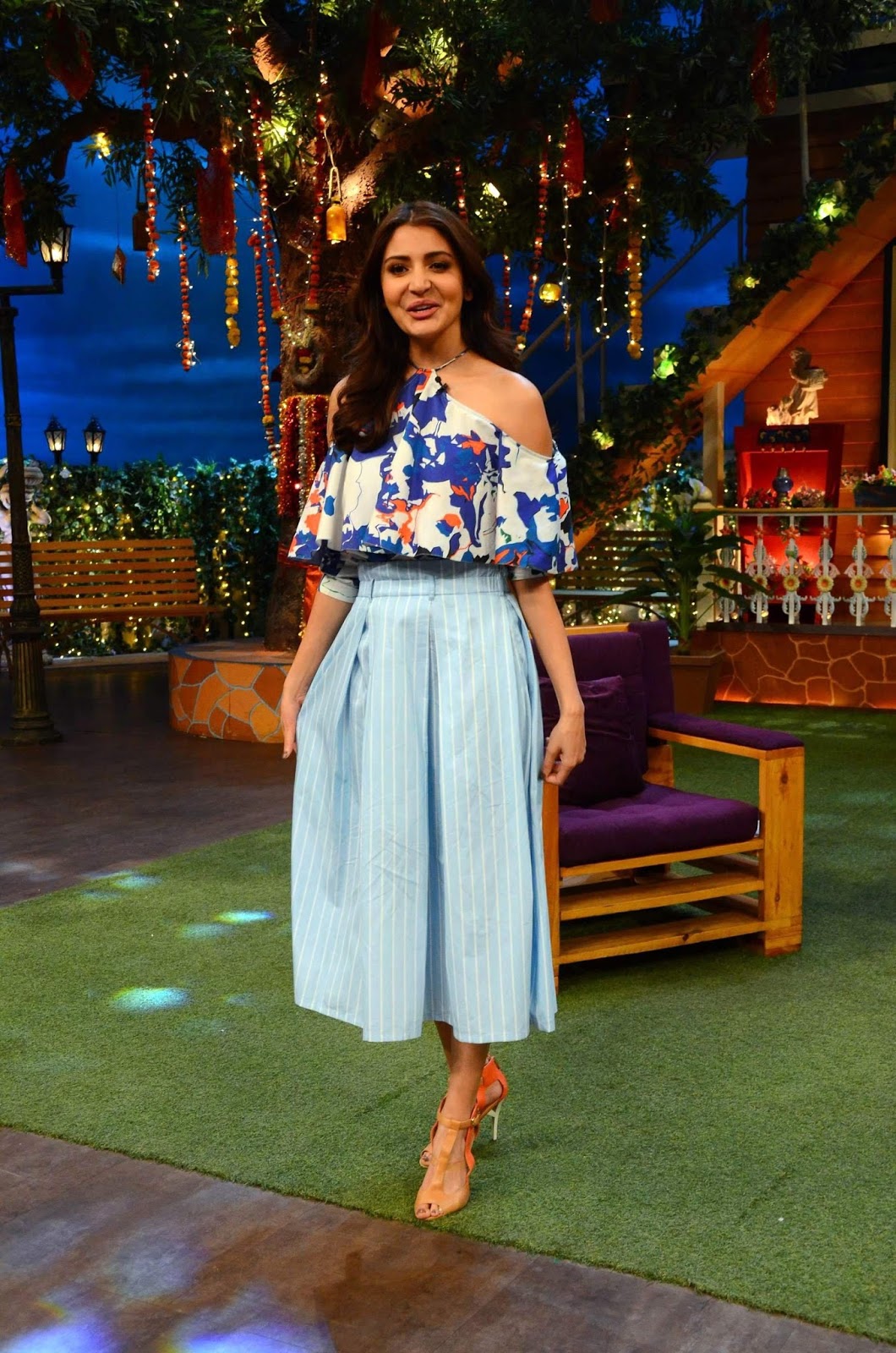 Anushka Sharma Looks Sexy As She Promotes Film â€œPhillauriâ€ On The Sets of â€œKapil Sharma Showâ€ in Mumbai