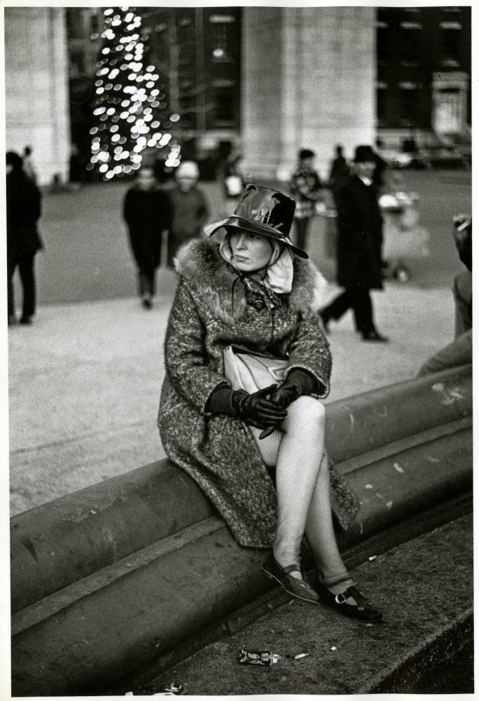 Interesting Black and White Photos Capture Street Scenes of New York