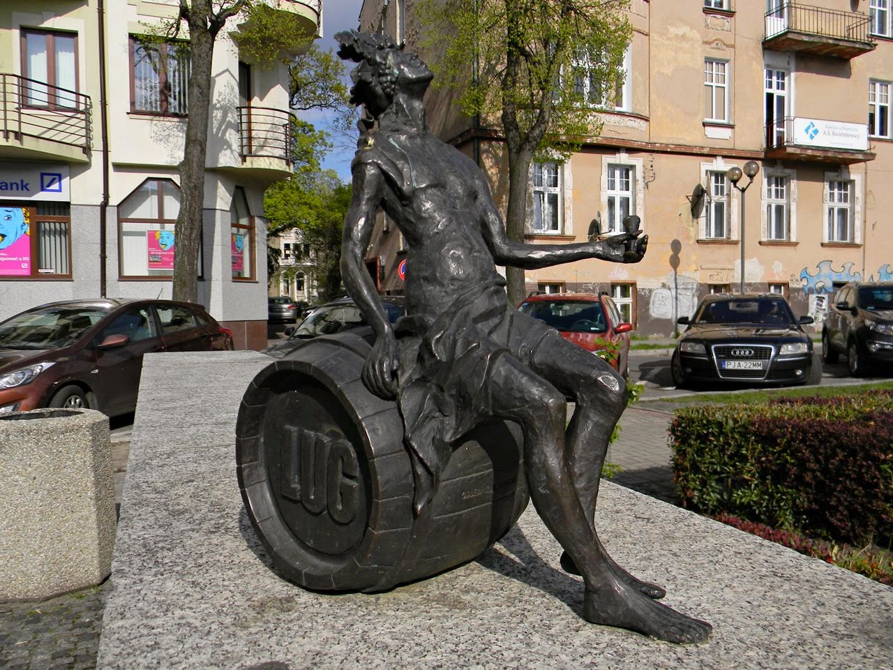 bachusik odpoczywający na beczce atrakcje Zielonej Góry