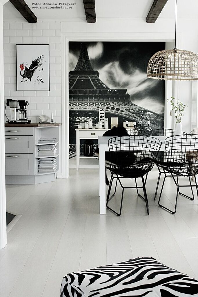 kök, tavlor för köket, tupp, tuppen, tuppar, konsttryck, tavlor, tavla, poster, posters, print, prints, webbutik, webbutiker, webshop, inredning, annelies design, matgrupp, matbord, matstolar, utemöbler, jotex, ulricehamn, stol, vitt golv, plankgolv, plank, golv, golvet, svart och vitt, svarvit, svartvita, fototapet, mr perswall, eiffeltornet, eiffeltorn, kvistar, moccamaster,