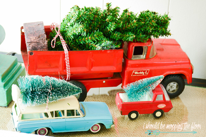 Vintage Christmas Decor in the Family Room | Fun and simple ideas to add a vintage holiday touch to your home's decor.