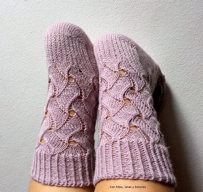 Con hilos, lanas y botones: Calcetines Ondiñas (patrón Lola Dacosta)