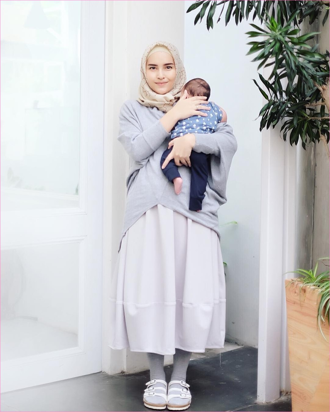 Outfit Rok Untuk Hijabers Ala Selebgram 2018 kerudung segiempat hijab square krem muda blouse abu rok A-line skirt putih legging abu tua sandals loafers and slip ons ootd trendy Outfit Rok Untuk Hijabers Ala Selebgram 2018 kerudung segiempat hijab square krem muda blouse abu rok A-line skirt putih legging abu tua sandals loafers and slip ons ootd trendy