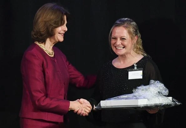 Queen Silvia handed out the award to this year's winner in Germany, nurse student Annette Löser, from Medicampus in Chemnitz