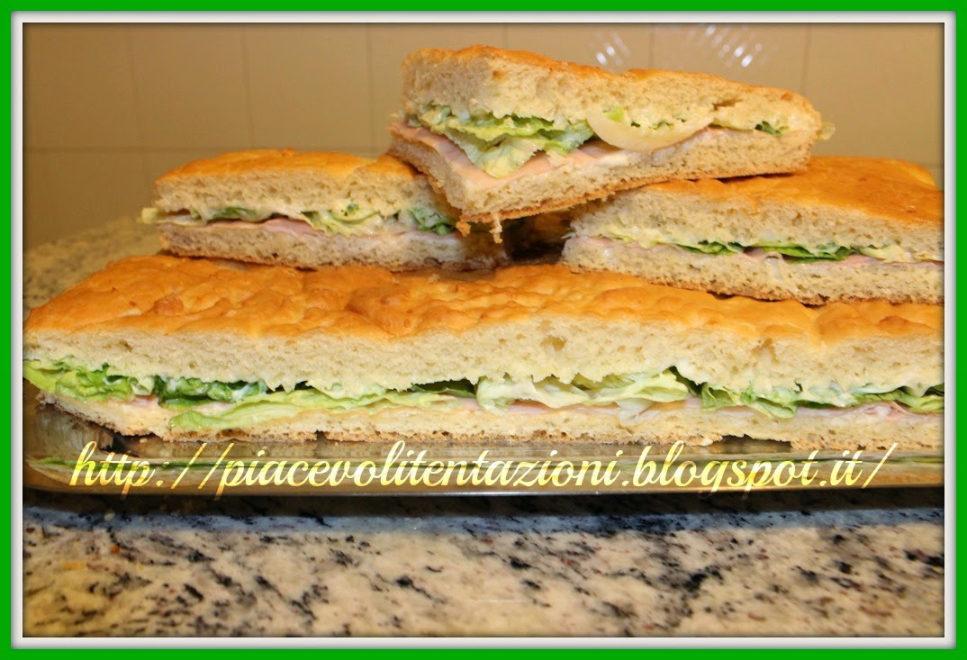 Piacevoli Tentazioni Focaccia fredda con maionese prosciutto e insalata.