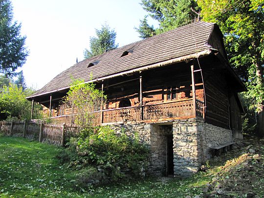 Podpiwniczona kurna chałupa z Małej Sidzinki z 1807 roku. Podpiwniczona kurna chałupa z Małej Sidzinki z 1807 roku.