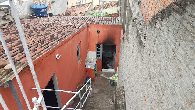 Homem arromba porta de vizinhos para salvar mãe e filha de incêndio em Jacobina