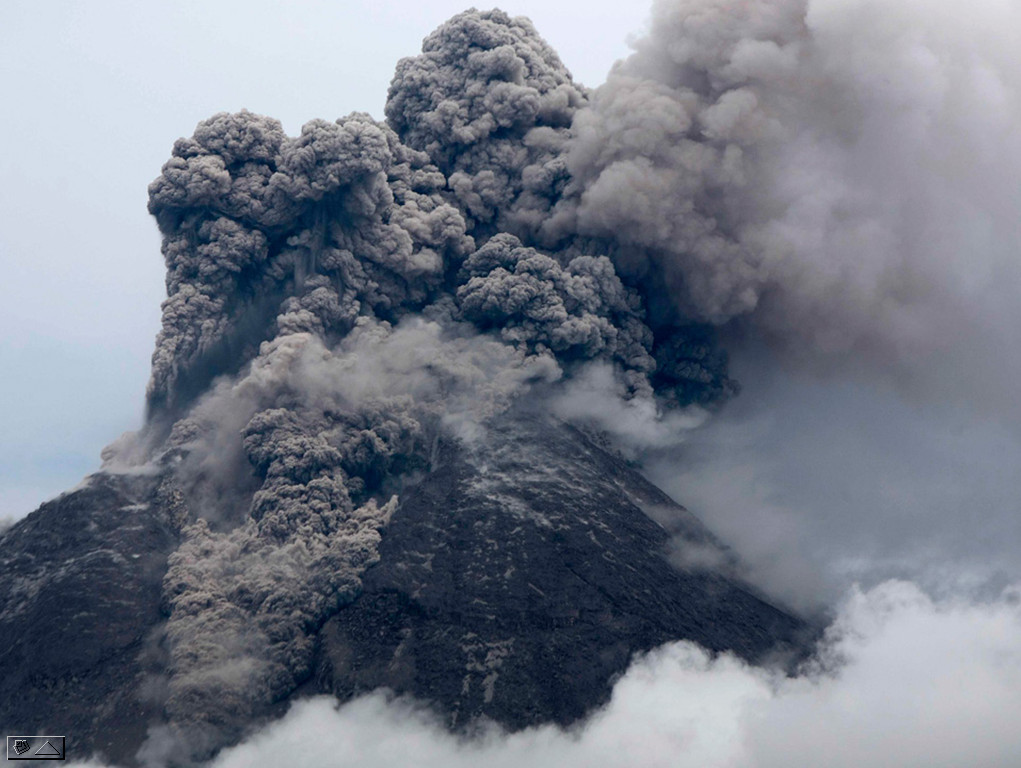 Горы землетрясения извержения вулканов. Вулкан Мерапи извержение. Мерапи Индонезия. Вулкан Мерапи Индонезия. Пелейский Тип извержения вулкана.