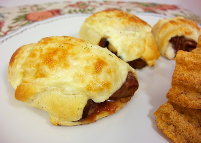 Beef Pizzaiola Crescents - roast beef, mozzarella and pizza sauce baked in crescent rolls! Only 4 ingredients! Quick beefy pizza rolls. Great for lunch or dinner. Kids love these!