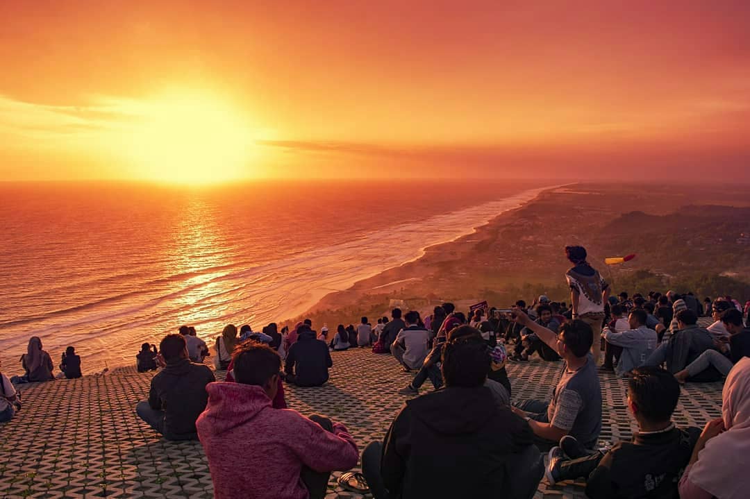 Tempat Menikmati Sunset di Bukit Paralayang Watugupit Jogja - Wisatainfo