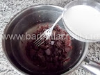 Prajitura cu ness si nuca preparare reteta glazura - maruntim ciocolata si o fierbem cu lapte la bain-marie