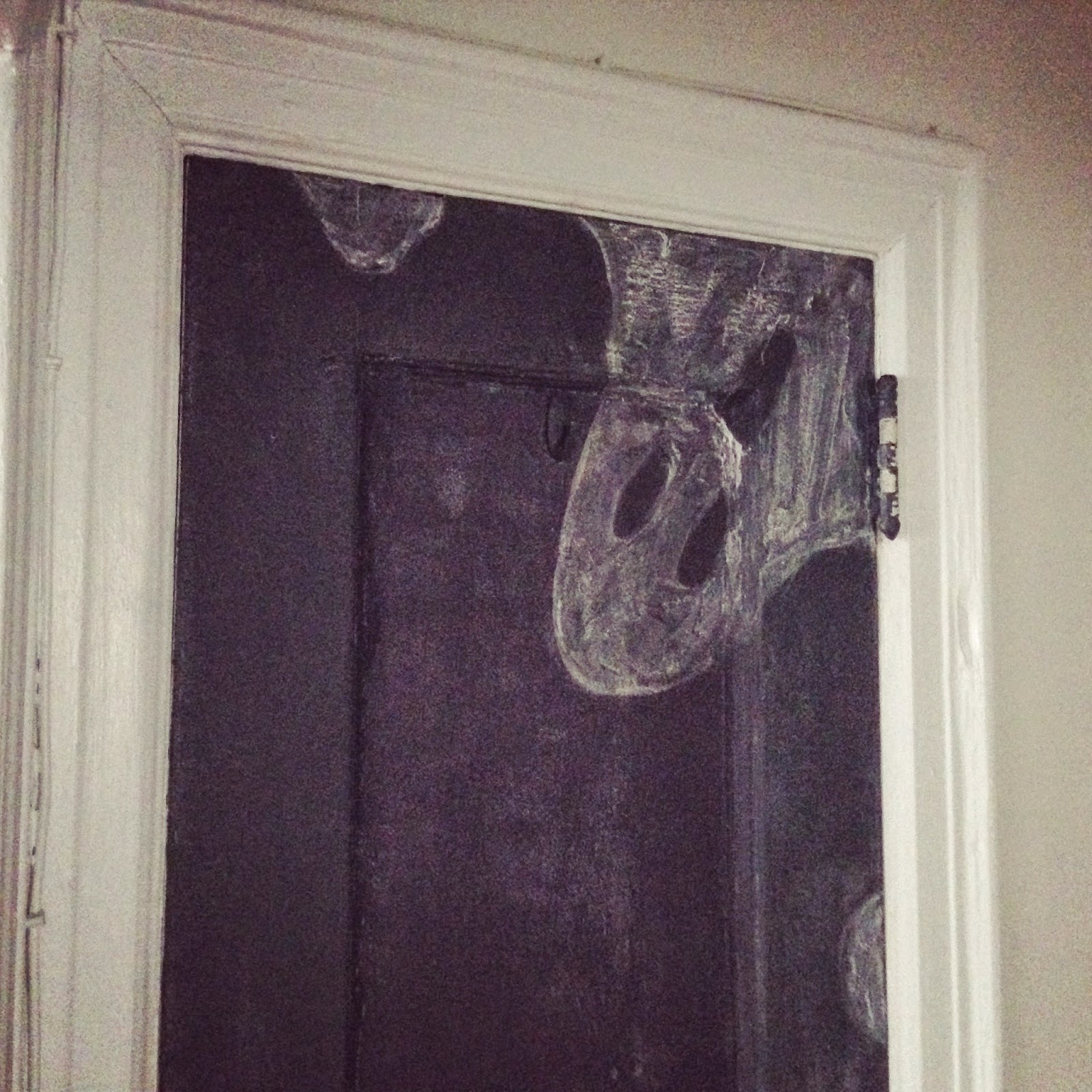 Crafty Lumberjacks: Hauntingly easy chalkboard paint.