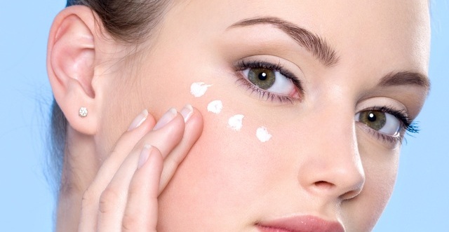 تخلصي من تجاعيد حول العينين بهذه الوصفات الطبيعية