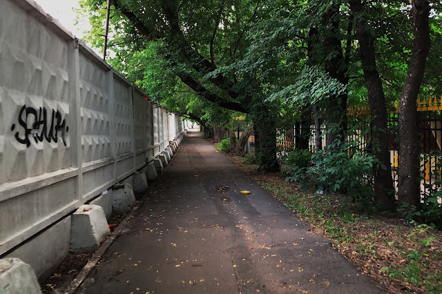 Самарский переулок, слева – забор строительной площадки станции метро Суворовская