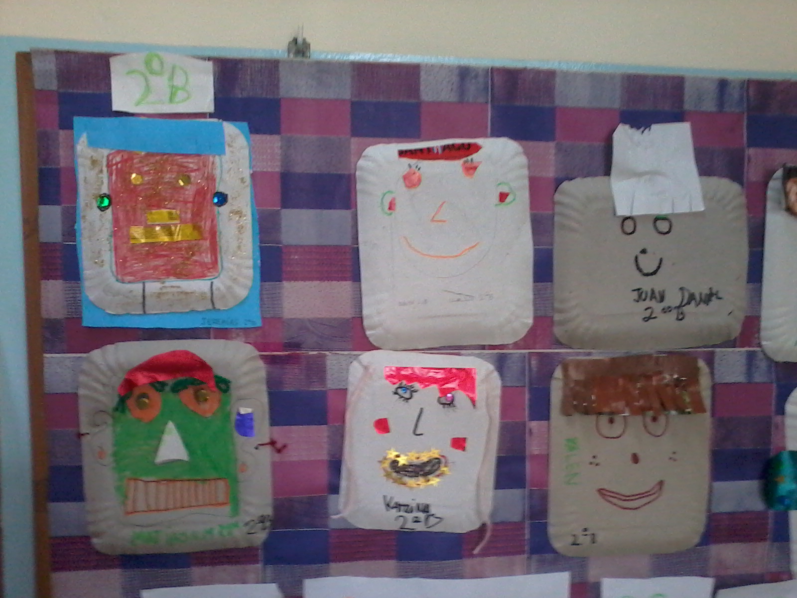 Segundo grado B Haciendo máscaras con la profe de inglés