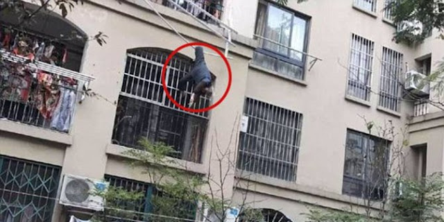 Bak Kungfu Master, Kakek Ini Terjatuh di Balkon dan Selamat Gara-gara Nyangkut di Jemuran