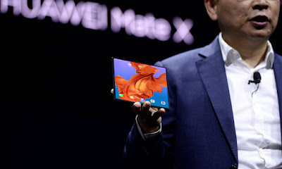 A Huawei lançou neste domingo (24) um smartphone dobrável, o Mate X, de 2.600 dólares.