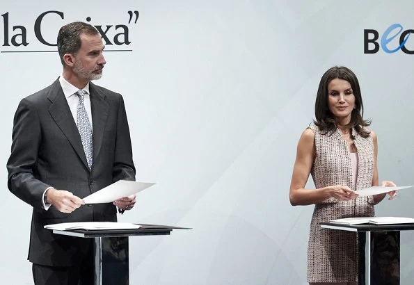 Queen Letizia wore Zara waistcoat with inverted lapel collar. La Caixa Scholarships presentation. La Caixa foundation