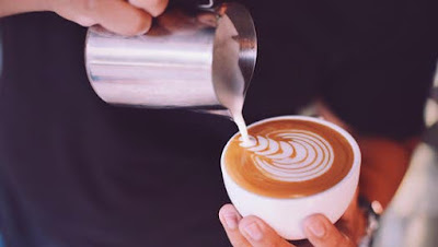 pada gelombang ini kopi menjadi lebih populer, selain karena rasanya, penikmat kopi lebih tertatik pada sejarah, proses dan asal muasal kopi hingga bisa dinikmati oleh mereka