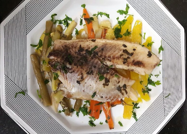receita-culinária-gastronomia-peixe-pescada branca-peixe com legumes no papelote