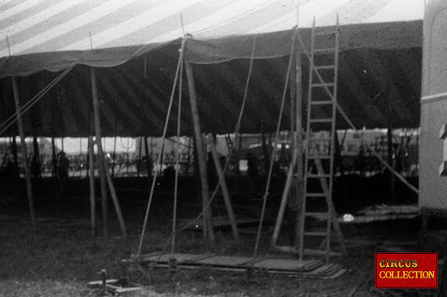 Montage du chapiteau  et des gradins  du cirque Pinder 1958