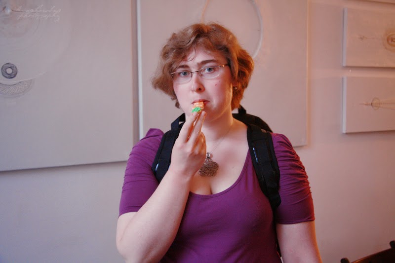 urodzinowe spotkanie Geek Girls Carrots Łódź, kobieta jedzaca ciasteczko marchewkowe