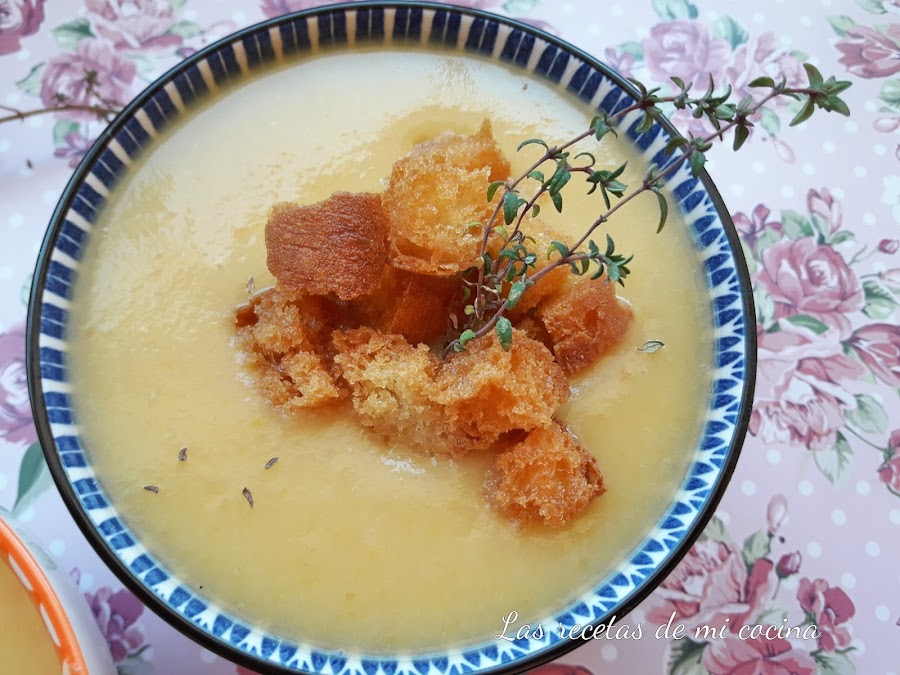  Crema de calabaza, coliflor, patata y tomillo, con picatostes 