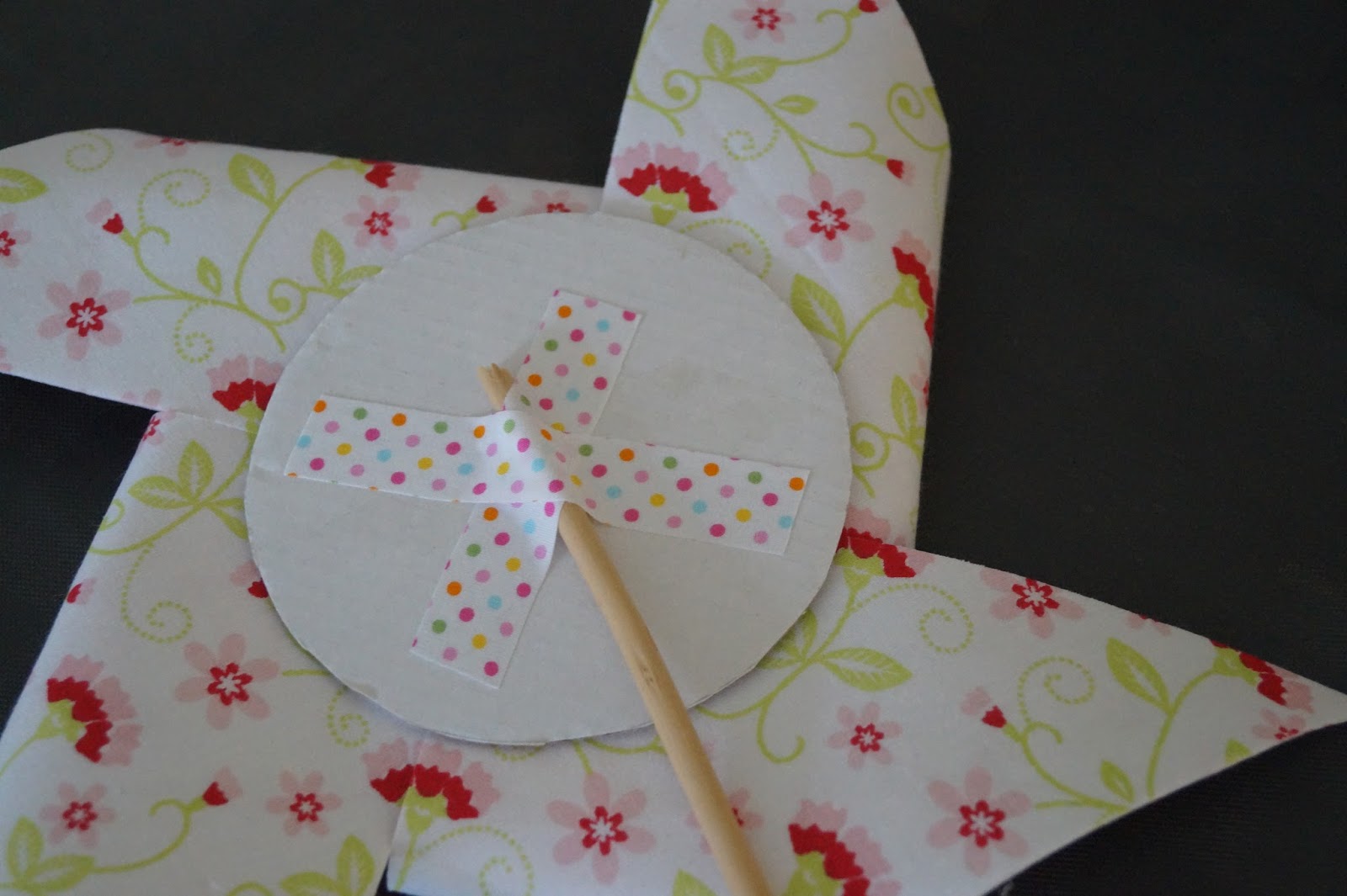 Décoration de table de baptême: thème moulin à vent
