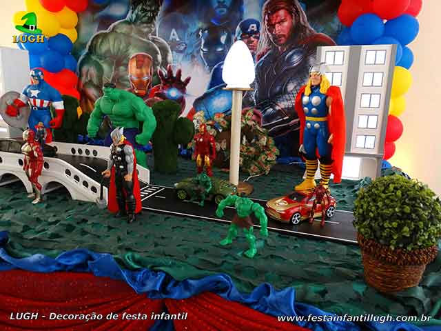 Decoração infantil Os Vingadores - Mesa tradicional forrada com toalhas de tecido