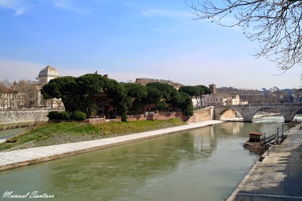 Roma, fiume Tevere. Vista verso la Basilica di San Pietro in Vaticano Roma, fiume Tevere. Vista verso la Basilica di San Pietro in Vaticano